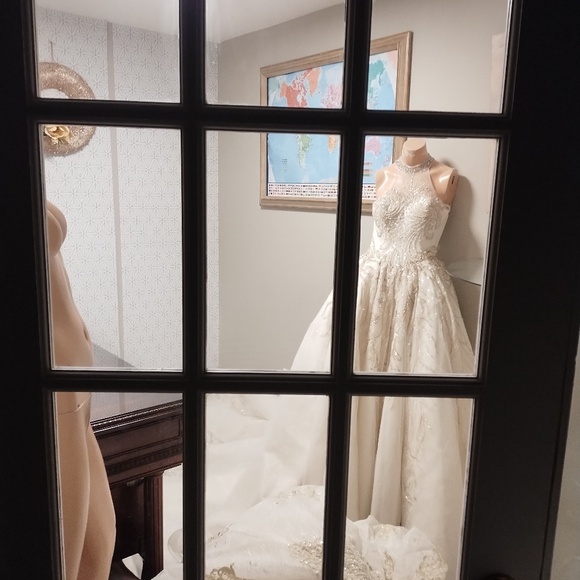 Wedding gown - Picture 3 of 7